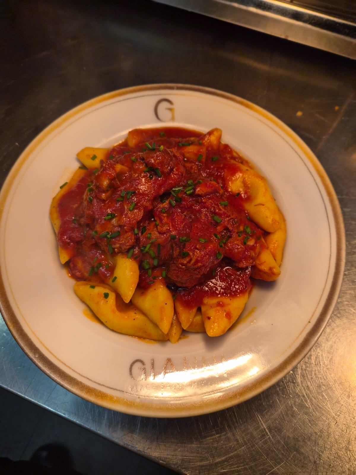 Gnocchi et veau en sauce, tarte aux pommes et café 23,00€